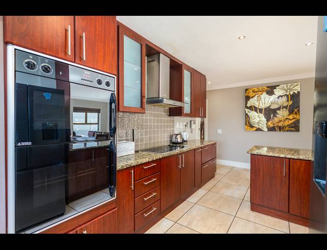 6 BEDROOM FREEHOLD TO LET IN WEST BEACH